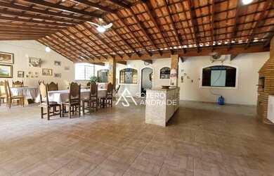 Imagem: A casa possui 3 Dormitórios, 1 Banheiro, 3 Vagas na garagem