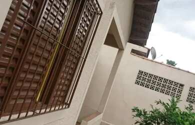 Imagem: A casa possui 4 Dormitórios, 3 Banheiros, 2 Vagas na garagem