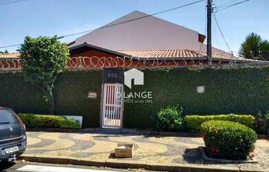 Imagem: A casa possui 4 Dormitórios, 1 Banheiro, 2 Vagas na garagem