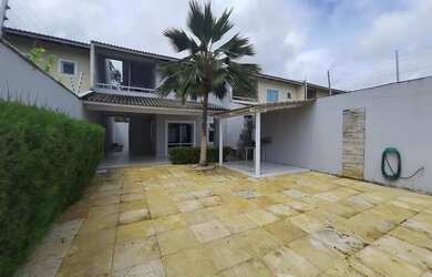 Imagem: A casa possui 4 Dormitórios, 5 Banheiros, 4 Vagas na garagem