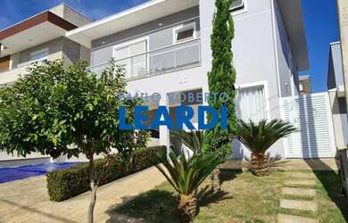 Imagem: A casa em condomínio à venda possui 3 Dormitórios, 4 Banheiros