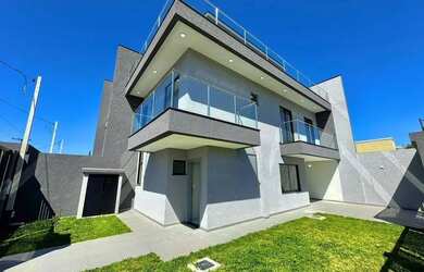 Imagem: A casa possui 3 Dormitórios, 3 Banheiros, 3 Vagas na garagem