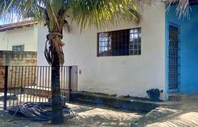 Imagem: A casa possui 2 Dormitórios, 1 Banheiro, 2 Vagas na garagem