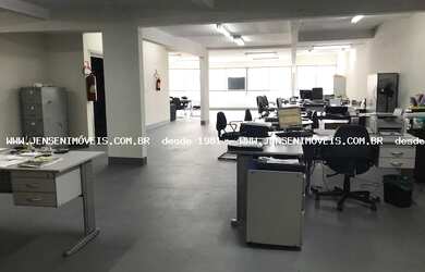 Imagem: O depósito possui 916m² de Área e está localizado em Água