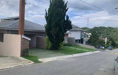 Imagem: A casa em condomínio possui 5 Dormitórios, 3 Banheiros, 5