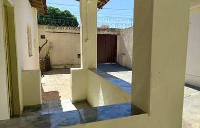 Imagem: A casa possui 2 Dormitórios, 1 Banheiro, 2 Vagas na garagem