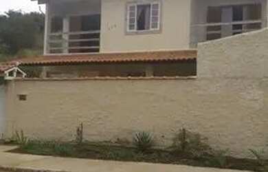 Imagem: A casa possui 3 Dormitórios, 3 Banheiros, 4 Vagas na garagem