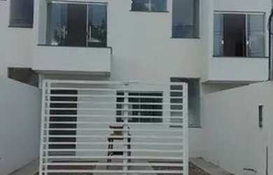 Imagem: A casa possui 3 Dormitórios, 3 Banheiros, 2 Vagas na garagem