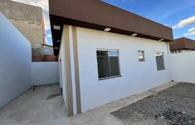 Imagem: A casa possui 2 Dormitórios, 1 Banheiro, 1 Vaga na garagem