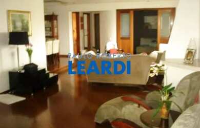 Imagem: O apartamento possui 4 Dormitórios, 1 Banheiro, 4 Vagas na