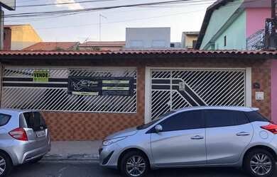 Imagem: A casa possui 3 Dormitórios, 2 Banheiros, 4 Vagas na garagem
