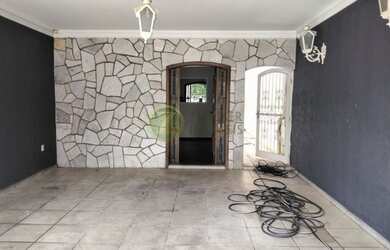 Imagem: A casa possui 3 Dormitórios, 5 Banheiros, 4 Vagas na garagem