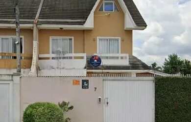 Imagem: A casa possui 4 Dormitórios, 2 Banheiros, 4 Vagas na garagem