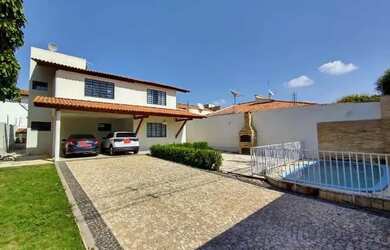 Imagem: A casa possui 4 Dormitórios, 1 Banheiro e 5 Vagas na garagem