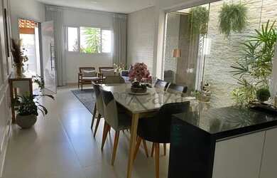 Imagem: A casa possui 3 Dormitórios, 3 Banheiros, 2 Vagas na garagem