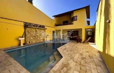 Imagem: A casa possui 3 Dormitórios, 2 Banheiros, 5 Vagas na garagem