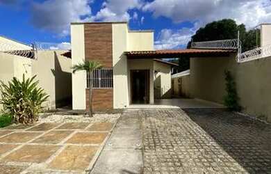 Imagem: A casa possui 3 Dormitórios, 2 Banheiros, 4 Vagas na garagem