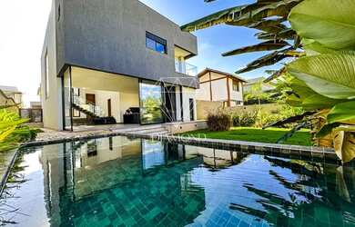 Imagem: A casa em condomínio possui 4 Dormitórios, 5 Banheiros, 4