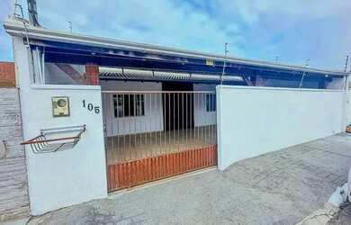 Imagem: A casa possui 3 Dormitórios, 1 Banheiro, 3 Vagas na garagem