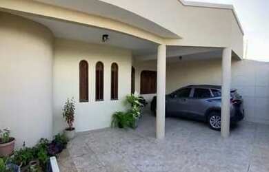 Imagem: A casa possui 4 Dormitórios, 3 Banheiros, 2 Vagas na garagem