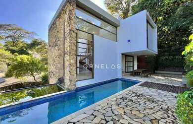 Imagem: A casa possui 3 Dormitórios, 3 Banheiros, 3 Vagas na garagem