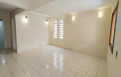 Imagem: A casa possui 3 Dormitórios, 3 Banheiros, 2 Vagas na garagem