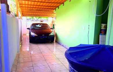 Imagem: A casa possui 3 Dormitórios, 2 Banheiros, 2 Vagas na garagem