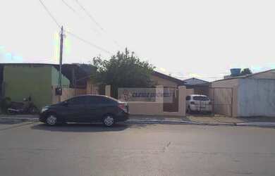 Imagem: A casa possui 2 Dormitórios, 2 Banheiros, 2 Vagas na garagem