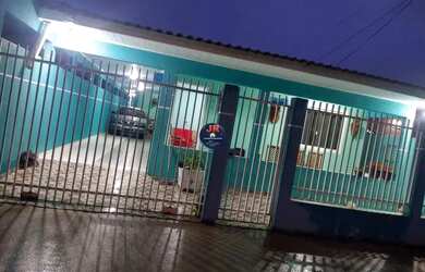 Imagem: A casa possui 3 Dormitórios, 1 Banheiro, 3 Vagas na garagem