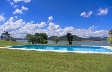 Imagem: A casa em condomínio possui 3 Dormitórios, 3 Banheiros, 3.000m²