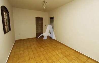 Imagem: A casa possui 2 Dormitórios, 1 Banheiro, 2 Vagas na garagem