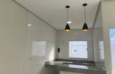 Imagem: A casa possui 2 Dormitórios, 1 Banheiro, 1 Vaga na garagem