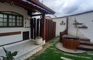 Imagem: A casa possui 3 Dormitórios, 3 Banheiros, 3 Vagas na garagem