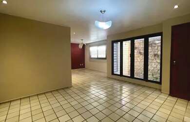 Imagem: A casa possui 4 Dormitórios, 5 Banheiros, 3 Vagas na garagem