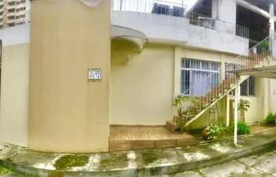 Imagem: A casa possui 4 Dormitórios, 1 Banheiro, 3 Vagas na garagem