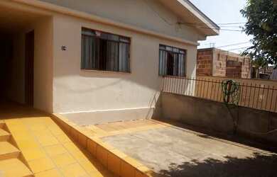 Imagem: A casa possui 3 Dormitórios, 2 Banheiros, 3 Vagas na garagem