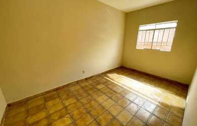 Imagem: A casa possui 3 Dormitórios, 2 Banheiros, 1 Vaga na garagem