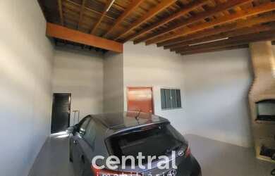 Imagem: A casa possui 3 Dormitórios, 2 Banheiros, 2 Vagas na garagem