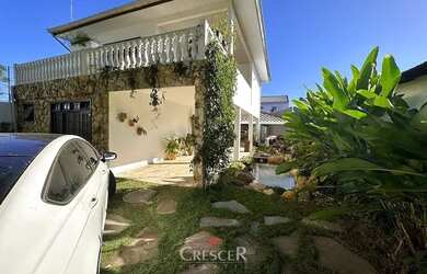 Imagem: A casa possui 4 Dormitórios, 3 Banheiros, 3 Vagas na garagem