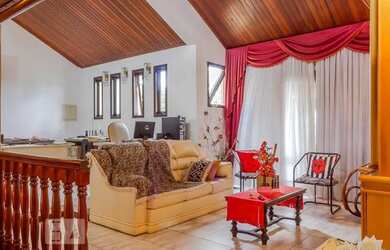 Imagem: A casa possui 3 Dormitórios, 3 Banheiros, 4 Vagas na garagem