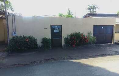 Imagem: A casa possui 4 Dormitórios, 2 Banheiros, 2 Vagas na garagem