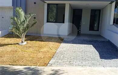 Imagem: A casa em condomínio possui 3 Dormitórios, 2 Banheiros, 2