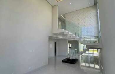 Imagem: A casa possui 4 Dormitórios, 5 Banheiros, 4 Vagas na garagem