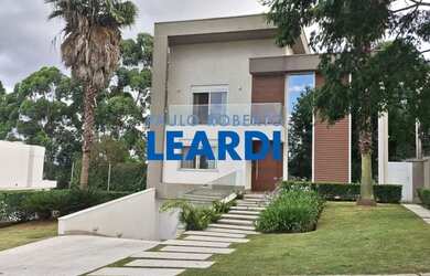 Imagem: A casa em condomínio possui 5 Dormitórios, 5 Banheiros, 3