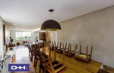 Imagem: A casa possui 4 Dormitórios, 5 Banheiros, 3 Vagas na garagem