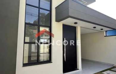 Imagem: A casa possui 3 Dormitórios, 2 Banheiros, 2 Vagas na garagem