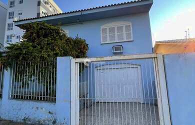 Imagem: A casa possui 2 Dormitórios, 2 Banheiros, 2 Vagas na garagem