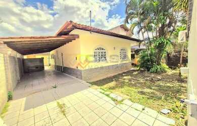 Imagem: A casa possui 4 Dormitórios, 3 Banheiros, 4 Vagas na garagem