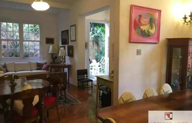 Imagem: A casa possui 2 Dormitórios, 4 Banheiros, 3 Vagas na garagem