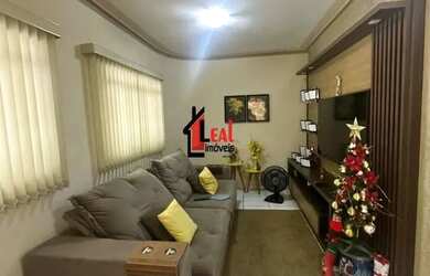 Imagem: A casa possui 3 Dormitórios, 2 Banheiros, 2 Vagas na garagem